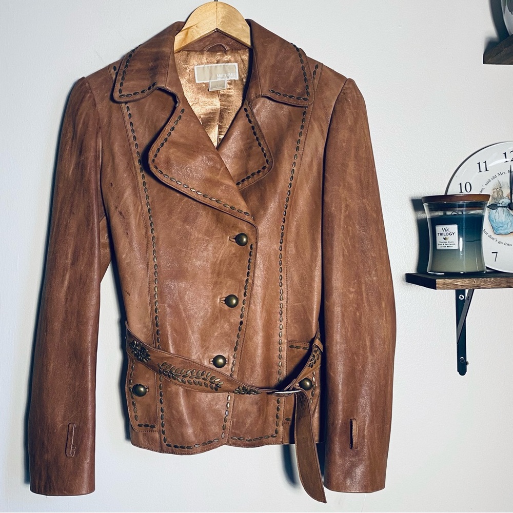 NWOT SUPER SOFT STUDDED DISTRESSED CARMEL COLOR LEATHER BELTED MOTO JACKET